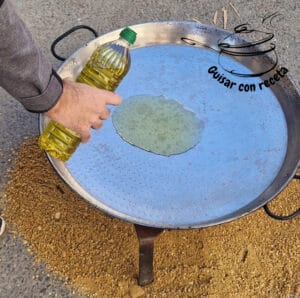 Concurso de paella poner aceite 2