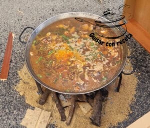 Concurso de paella cociendo la carne y verduras