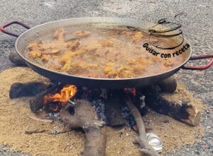 Concurso de paella hirviendo carne y verdura