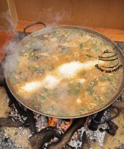 Concurso de paella añadiendo el arroz