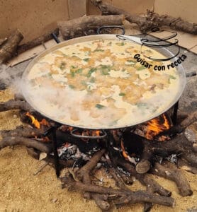 Concurso de paella hirviendo el arroz
