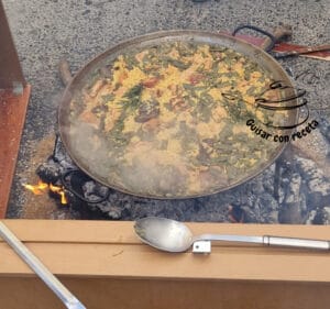 Concurso de paella finalizando el hervor del arroz