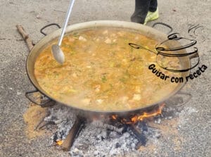 Concurso de paella cociendo el arroz