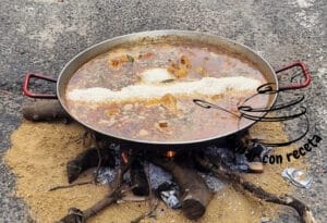 Concurso de paella añadir arroz