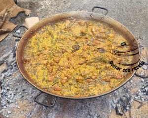 Concurso de paella terminando el hervor