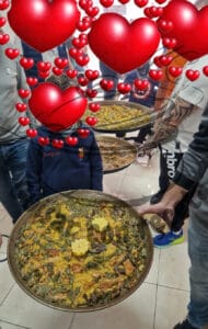 Concurso de paella concursantes con sus paellas terminadas