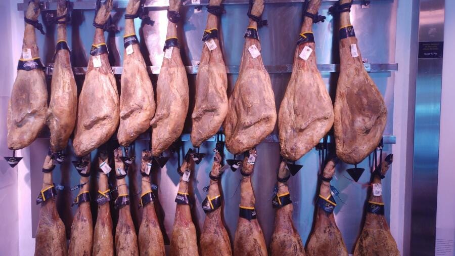 Jamones ibéricos colgados en secadero