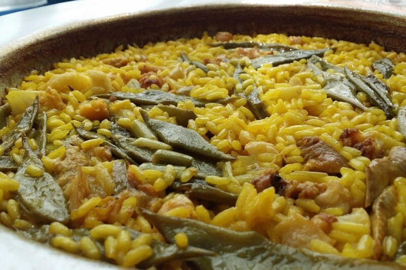 Cómo hacer paella valenciana auténtica: receta tradicional y errores comunes