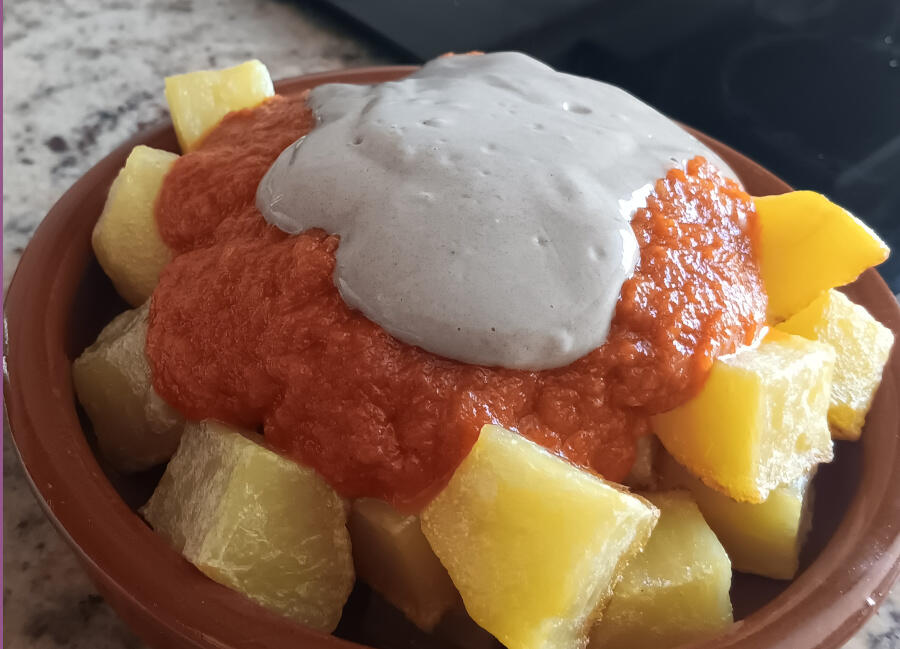 Patatas bravas con alioli de tofu y ajo negro