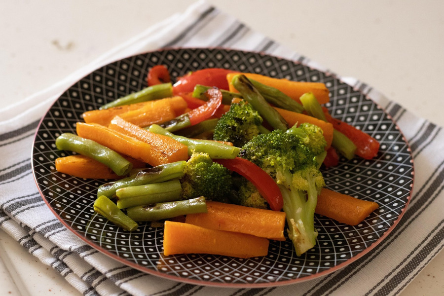 Plato colorido con vegetales orgánicos para una dieta sostenible y saludable
