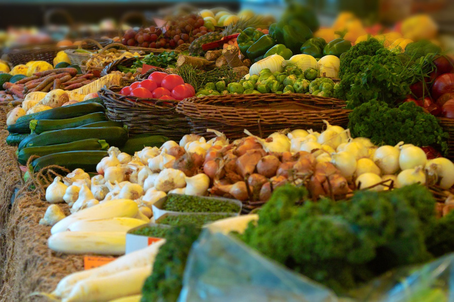 Puesto de mercado de agricultores con productos frescos, comprar local, clave de la comida eco-friendly